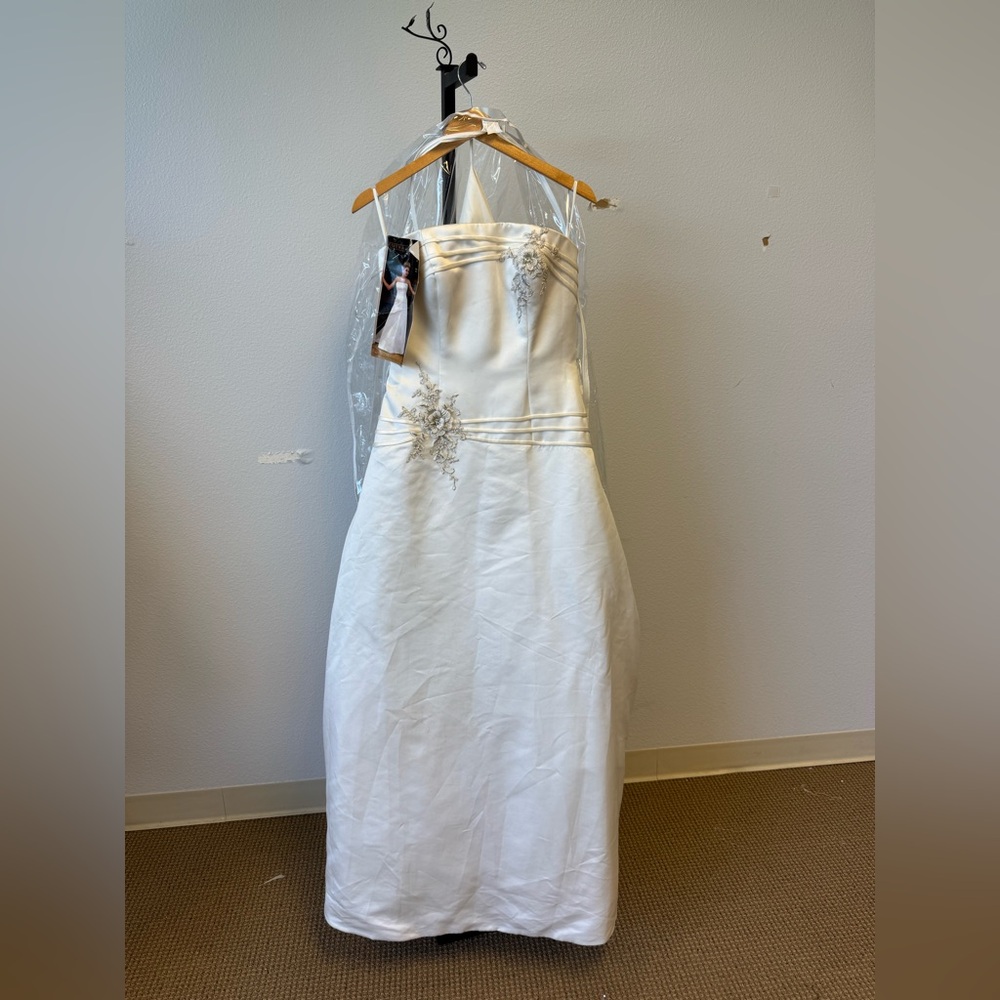 White Strapless Bridal Gown 8108